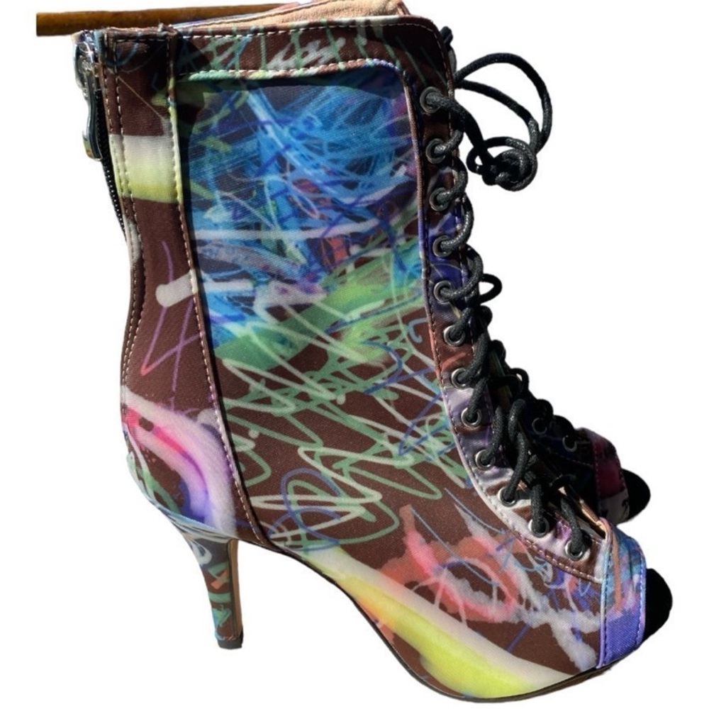 NWOT BURJU LACE UP BOOTS SIZE 5 multi color